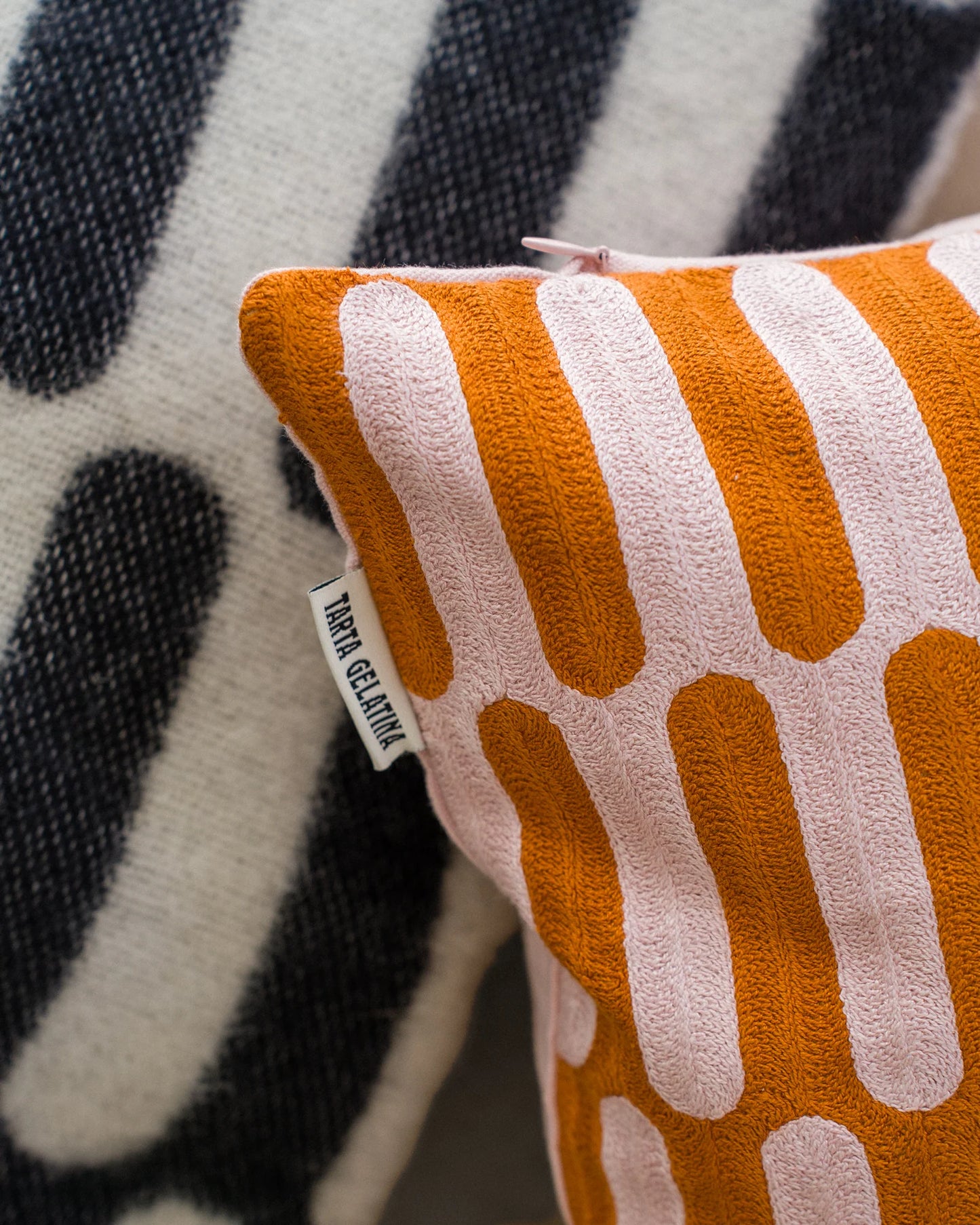 Housse de Coussin Ziggy Orange et Rose Pâle